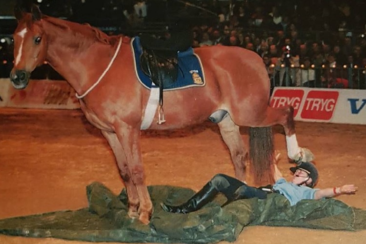 Ulla-Carin framför häst